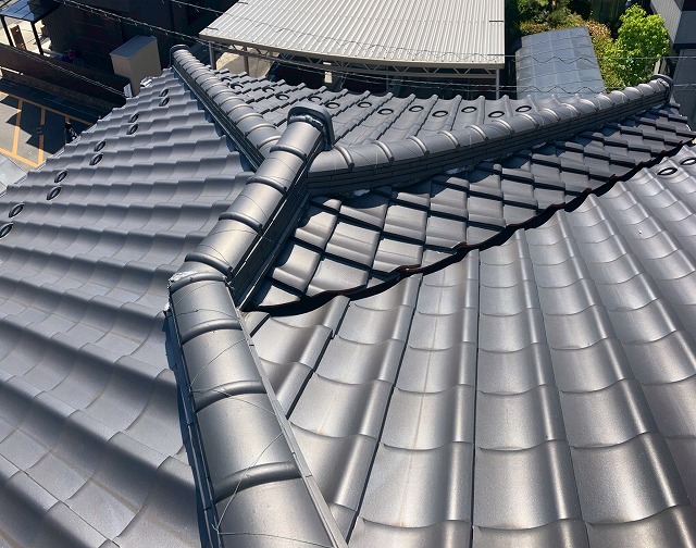 棟が曲がっている